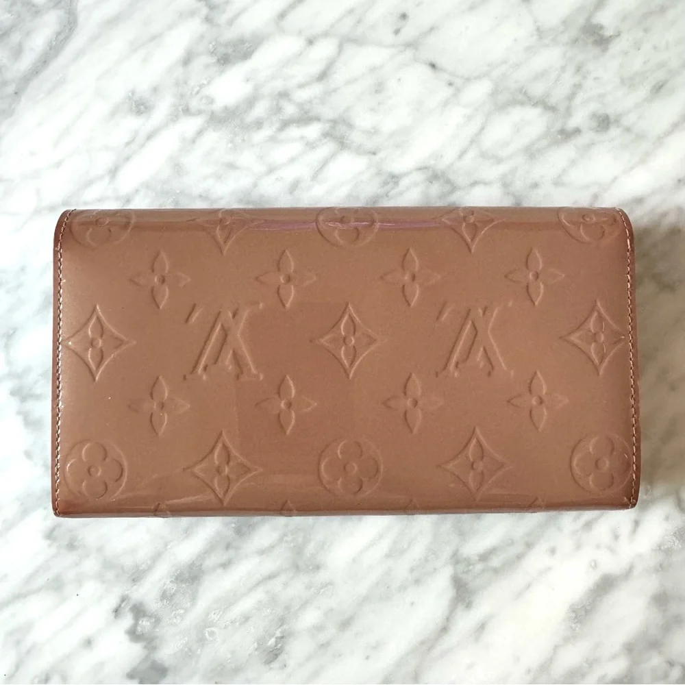 ๐ LOUIS VUITTON Authentic Neutral Pale Pink Patent Leather Wallet. - Picture 11 of 12